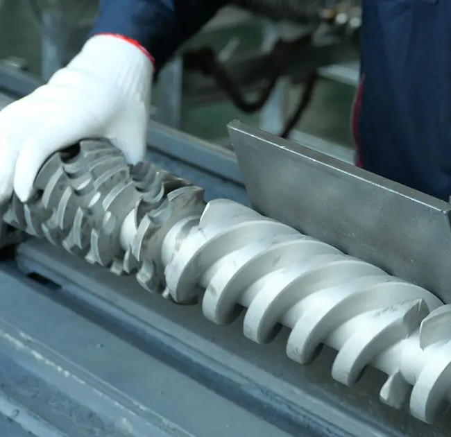 Varför visas svarta linjer upprepade gånger i extrudern? Den här artikeln lär dig hur du snabbt avgör om det orsakas av ett problem med pipan eller skruven.